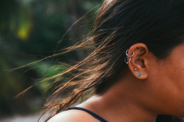 Le perceur d'oreilles : un rôle essentiel dans le monde du piercing pour exprimer votre style